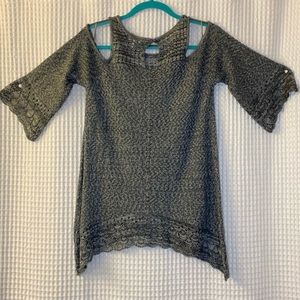 Gray knitted top with bell quarter sleeves
